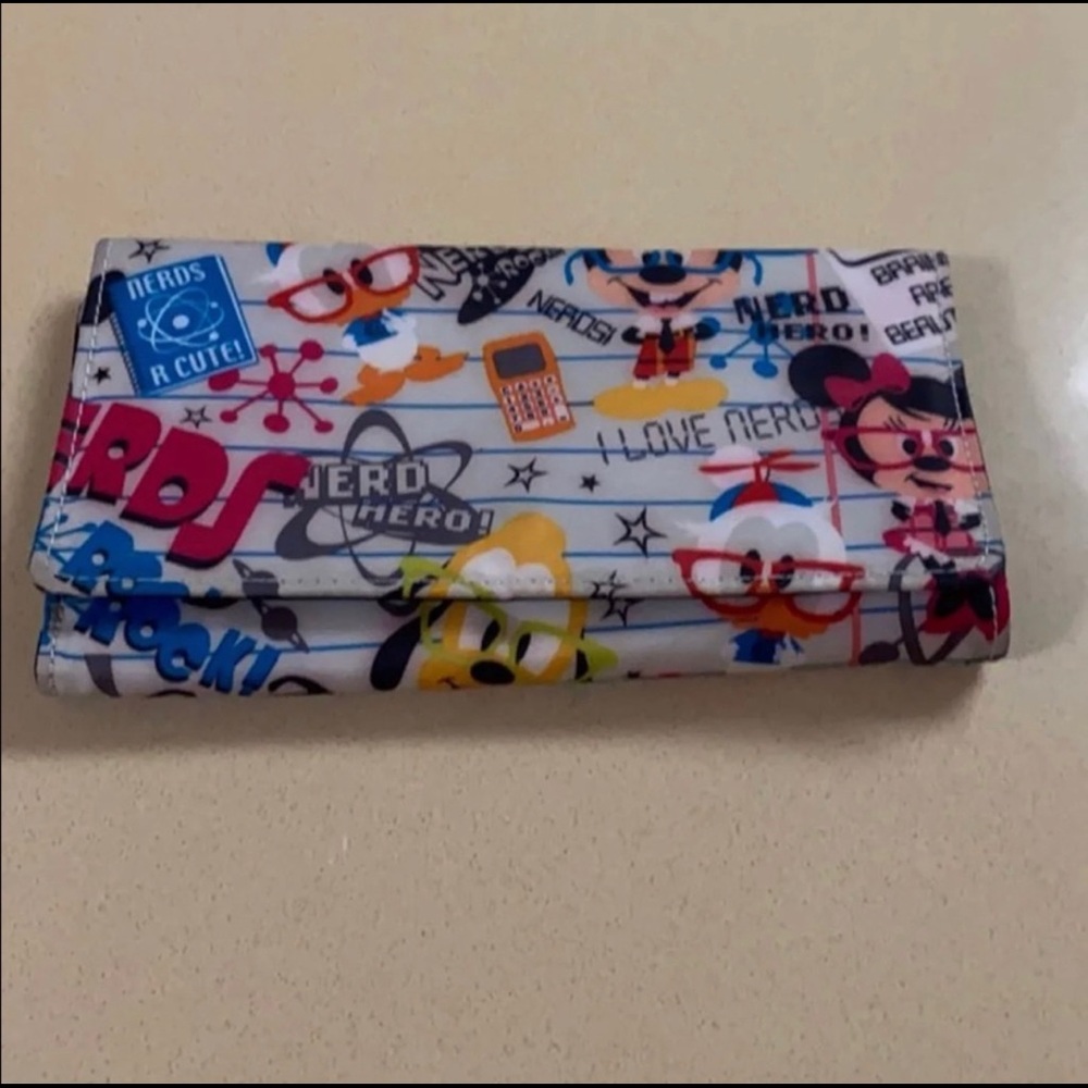 DISNEY Long wallet in great condition. Bought from Disneyland. Lots of pockets